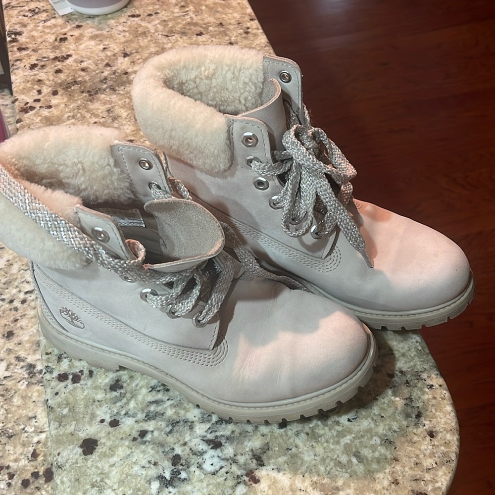 Timberland grey faux fur trim size 8.5 women’s boot